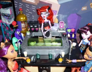 Monster High Coffin Bean Scaris Gloom Beach Doll House Bookcase Kit