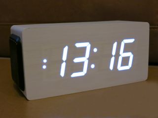 iPhone Line Control White LED White Wood Digital Alarm  Radio Desk Clock