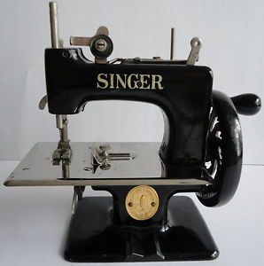 Miniature Working Singer Child's Vintage Sewing Machine Toy Sewhandy Model 20