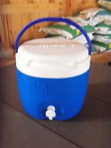 Igloo Elite 2 Gallon Water Cooler Jug with Spigot Blue White