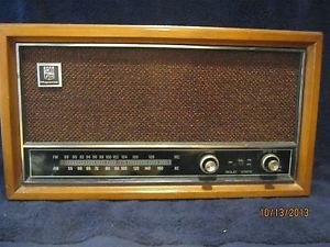 Vintage Magnavox Solid State Am FM Table Top Radio Wood Cabinet Works Great